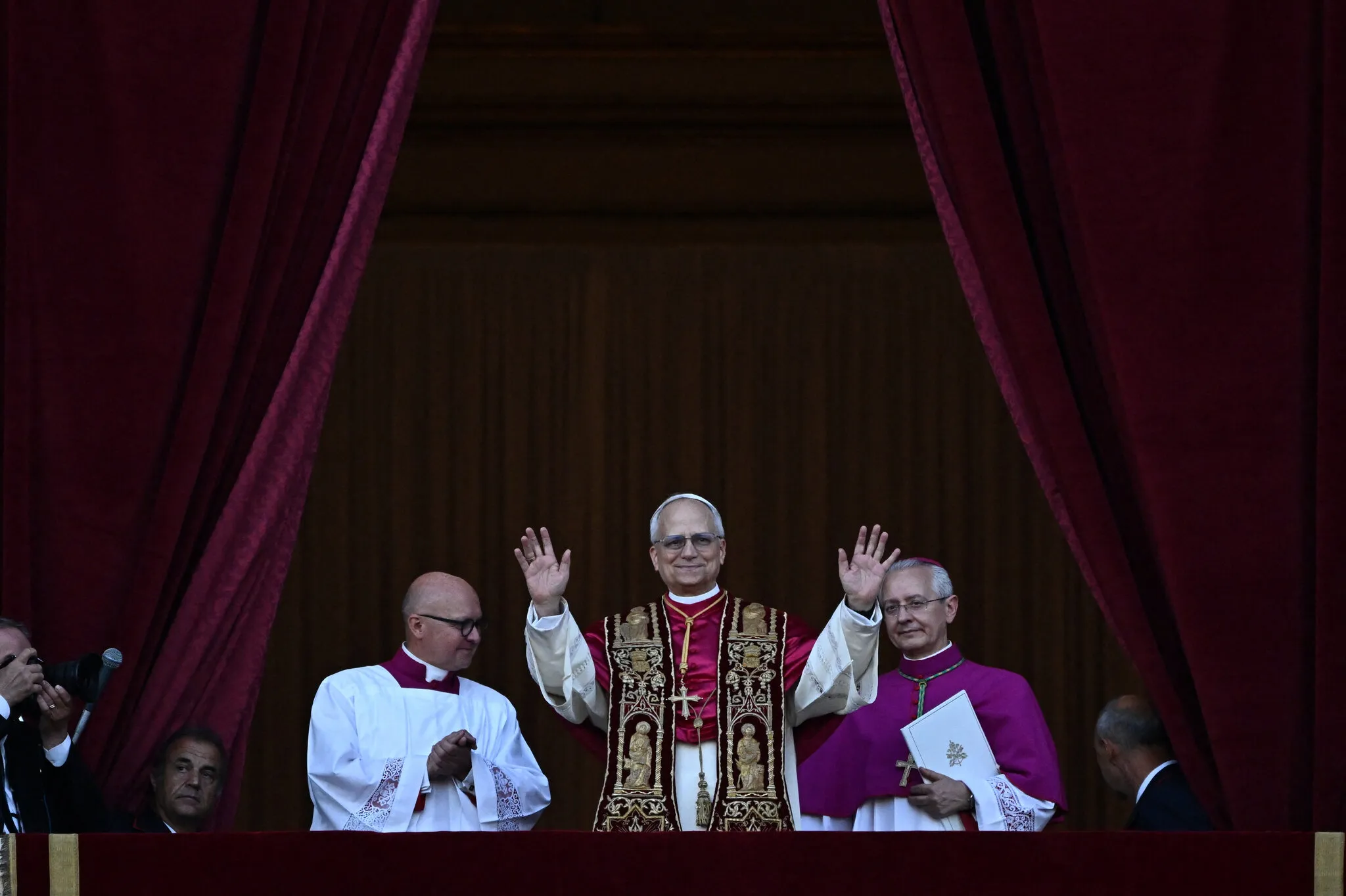 Папа Лев XIV з'явився на балконі.